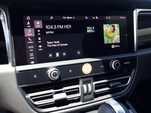 Certified 2025 Porsche Macan AWD/4WD image 16
