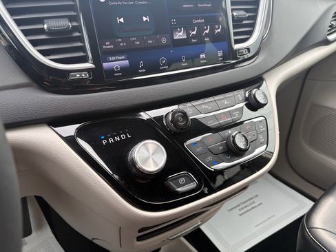 Used 2024 Chrysler Pacifica Touring-L image 12