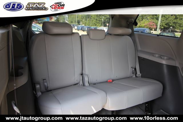 Used 2018 Toyota Sienna XLE Premium w/ Carpet Mat Package FWD image 15