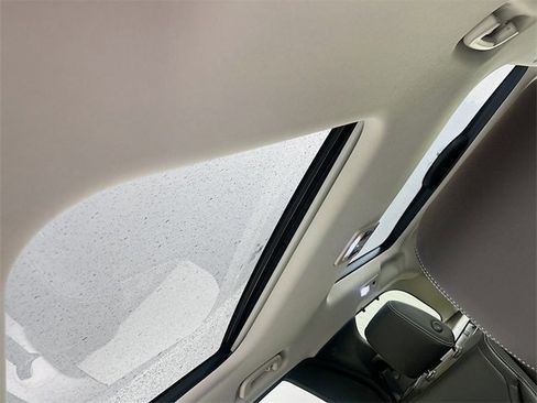 Used 2024 Land Rover Discovery S image 14