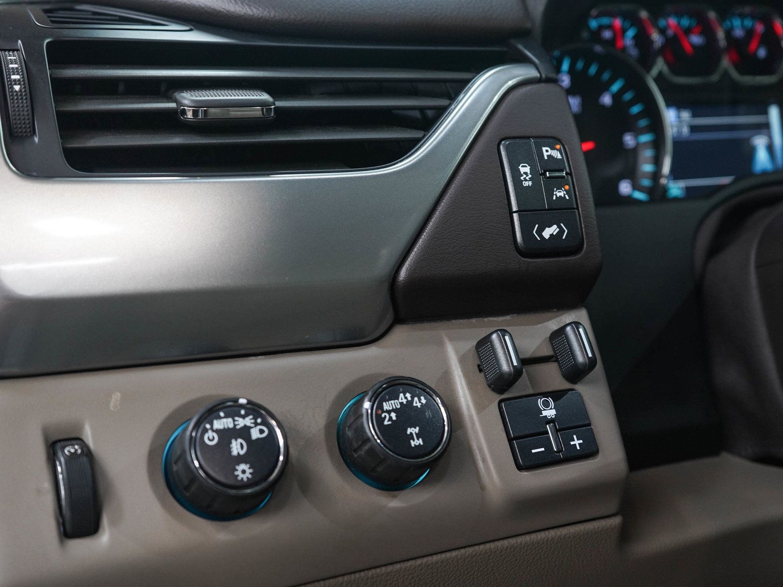 Used 2020 Chevrolet Tahoe LT w/ Luxury Package AWD/4WD image 29