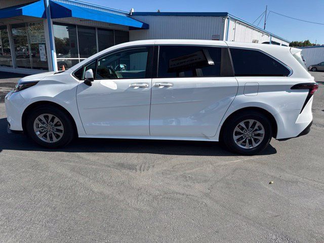 Used 2024 Toyota Sienna LE AWD/4WD image 2