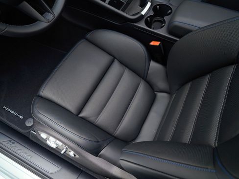 Certified 2026 Porsche Macan AWD/4WD image 17
