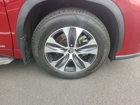 Used 2022 Toyota Highlander XLE AWD/4WD image 12