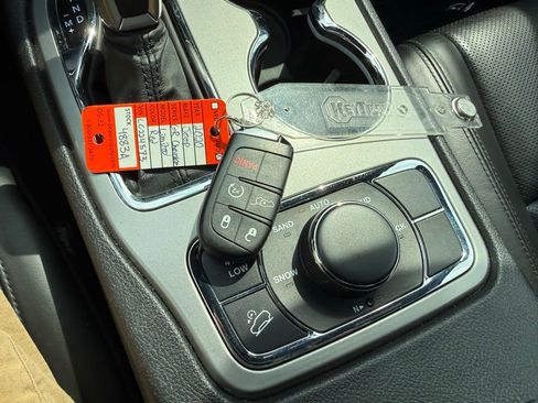 Used 2020 Jeep Grand Cherokee Limited w/ Luxury Group II image 35