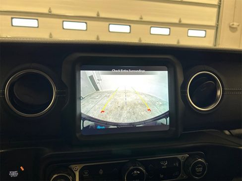 Used 2022 Jeep Wrangler Unlimited Sahara w/ Cold Weather Group image 23