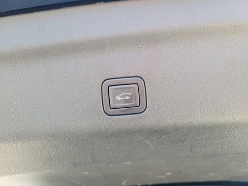 Used 2024 GMC Yukon XL SLT w/ SLT Premium Package image 9