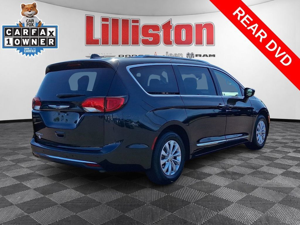 Used 2018 Chrysler Pacifica Touring-L FWD image 4