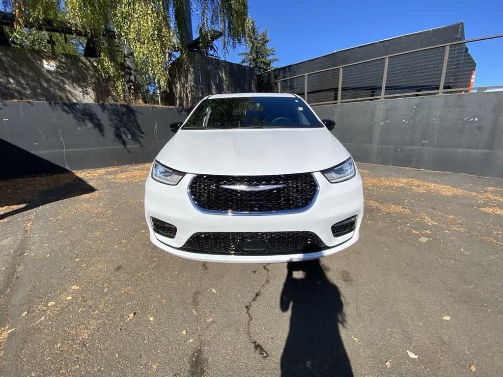 Used 2025 Chrysler Pacifica Select FWD image 9