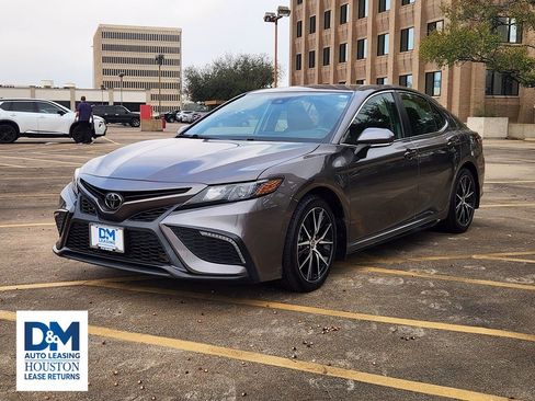 Used 2023 Toyota Camry SE image 3