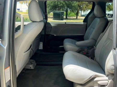 Used 2015 Toyota Sienna XLE w/ XLE Navigation Package FWD image 36