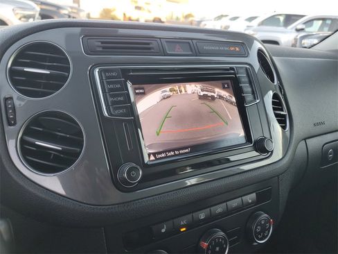 Used 2017 Volkswagen Tiguan S image 29