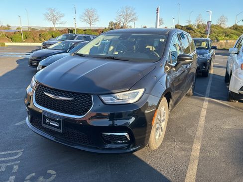 Used 2023 Chrysler Pacifica Touring-L image 2