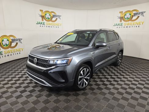Used 2022 Volkswagen Taos SE FWD image 3