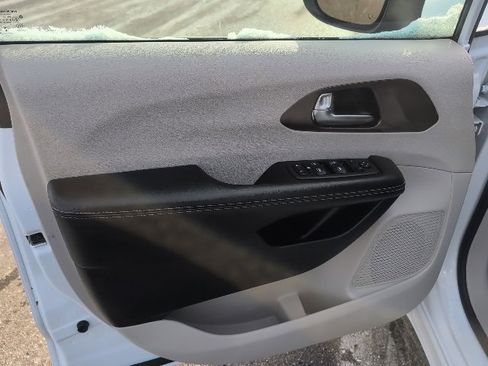 Used 2021 Chrysler Voyager L image 14