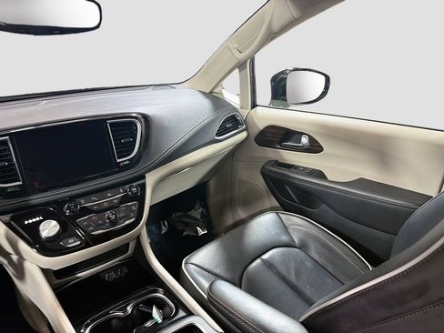Used 2023 Chrysler Pacifica Limited FWD image 26