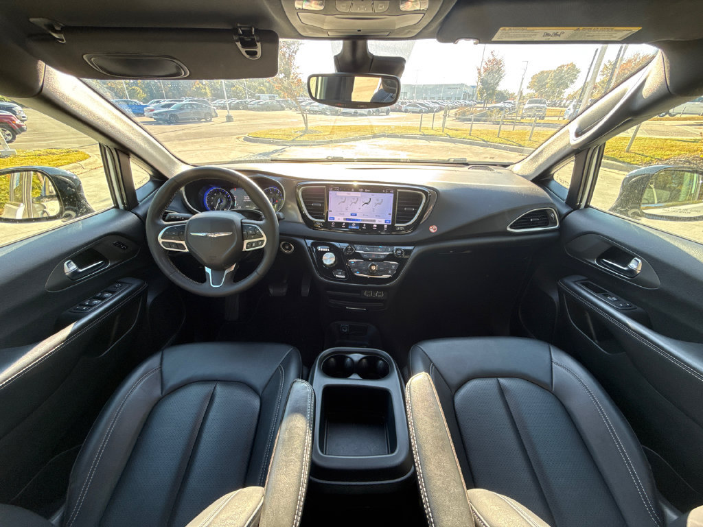 Used 2025 Chrysler Pacifica Select FWD image 16