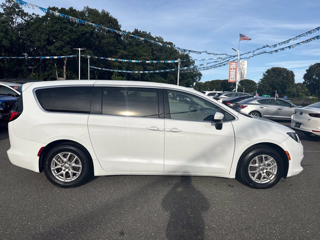 Used 2023 Chrysler Voyager LX FWD image 4