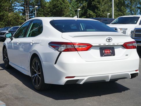 Used 2019 Toyota Camry SE FWD image 3