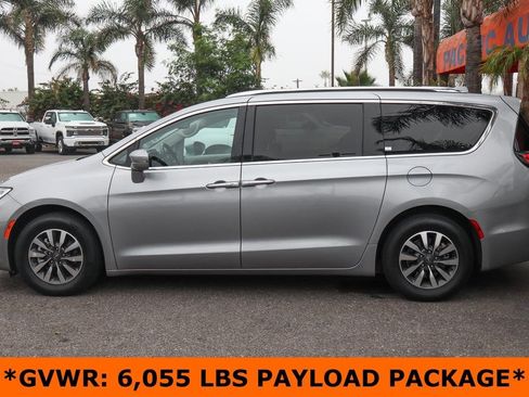Used 2021 Chrysler Pacifica Touring-L image 5