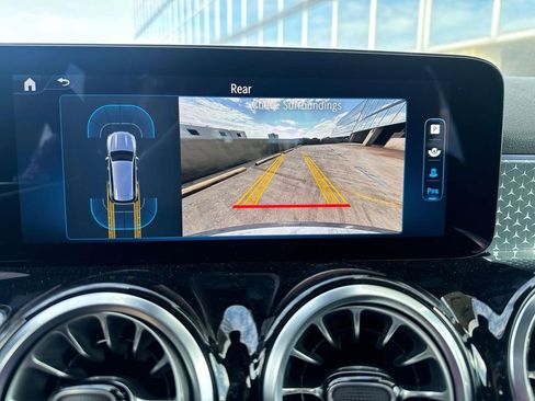 Used 2025 Mercedes-Benz GLB 250 image 12