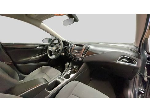 Used 2018 Chevrolet Cruze LT image 17