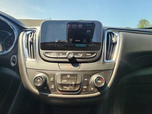 Used 2018 Chevrolet Malibu LT w/ Leather Package FWD image 36