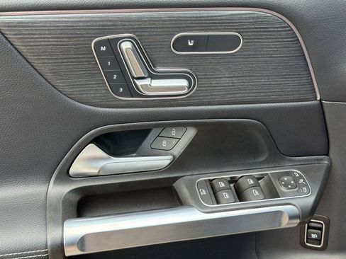 Used 2025 Mercedes-Benz GLB 250 image 28