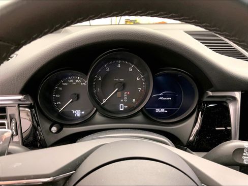 Used 2025 Porsche Macan image 24