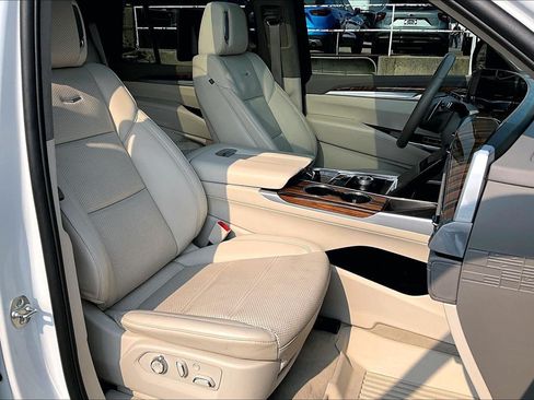 Used 2025 Cadillac Escalade Sport Platinum w/ LPO, Floor Liner Package AWD/4WD image 7