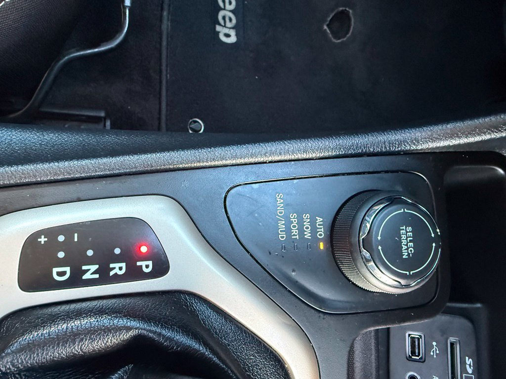 Used 2018 Jeep Cherokee Latitude w/ Safety Group AWD/4WD image 59
