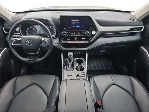 Certified 2024 Toyota Highlander XLE image 9