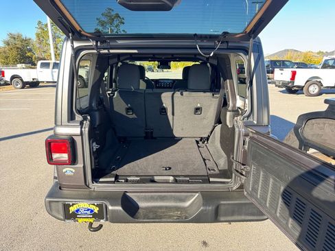 Used 2025 Jeep Wrangler Sport S image 18