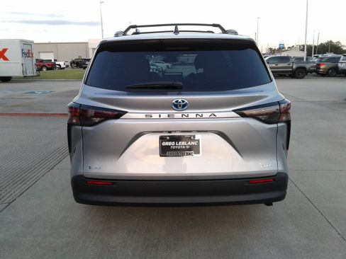 Used 2025 Toyota Sienna XLE image 6