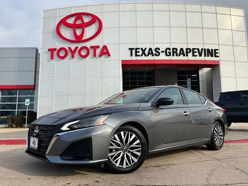 Used 2025 Nissan Altima 2.5 SV image 2