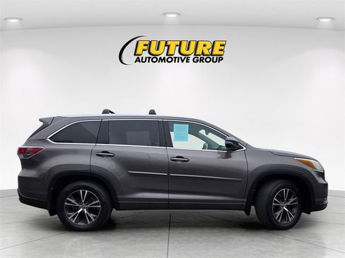 Used 2016 Toyota Highlander XLE image 3