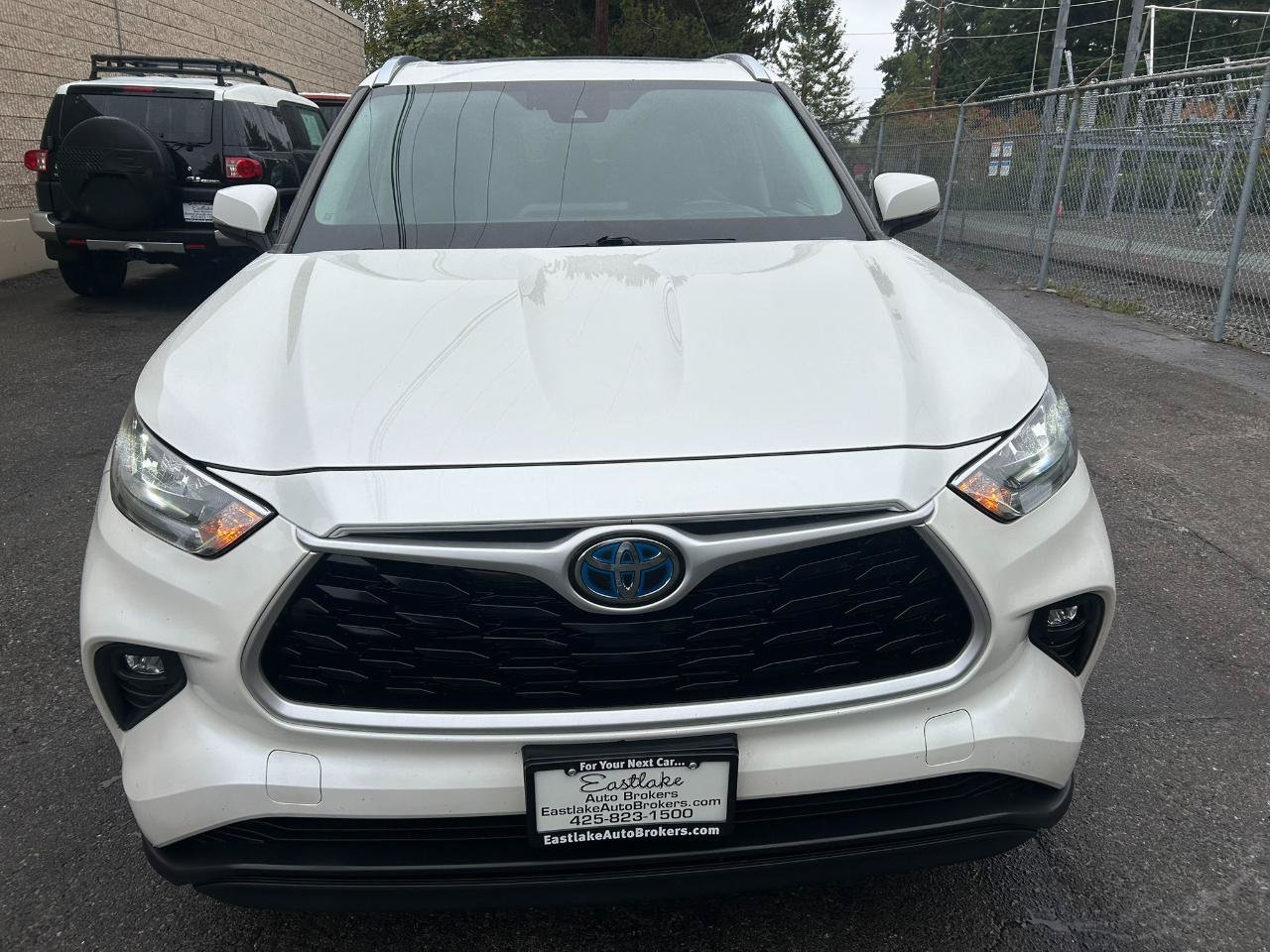 Used 2020 Toyota Highlander XLE AWD/4WD image 2