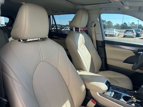 Used 2025 Toyota Highlander Limited image 17