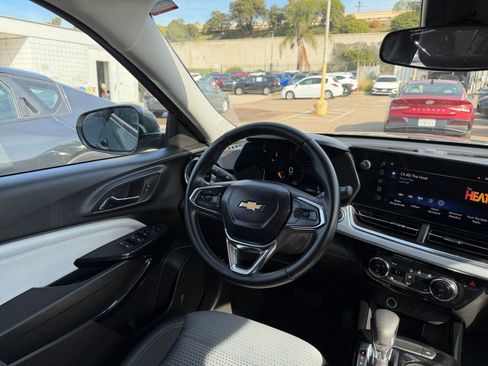 Used 2025 Chevrolet Trax LT w/ LT Convenience Package image 32