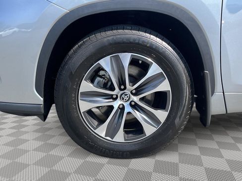 Used 2023 Toyota Highlander XLE AWD/4WD image 10