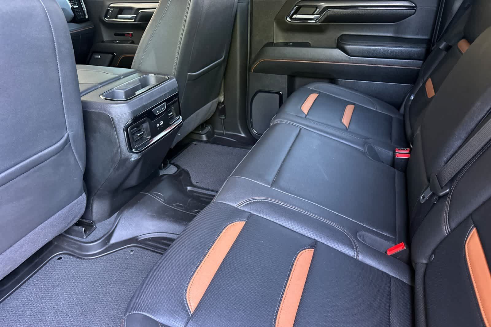 Used 2024 GMC Sierra 1500 AT4 w/ Technology Package AWD/4WD image 4