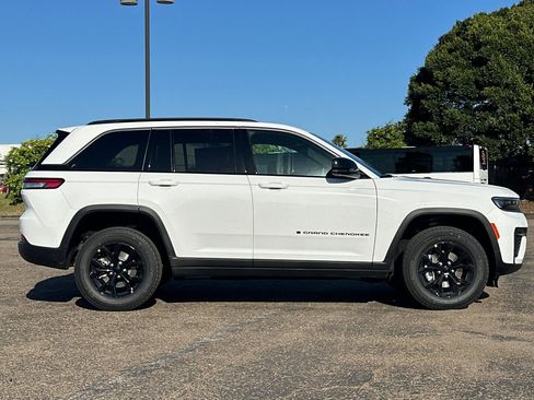 New 2026 Jeep Grand Cherokee Altitude image 3
