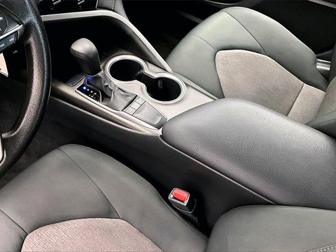 Used 2022 Toyota Camry LE image 14
