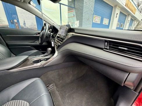 Used 2021 Toyota Camry SE image 19