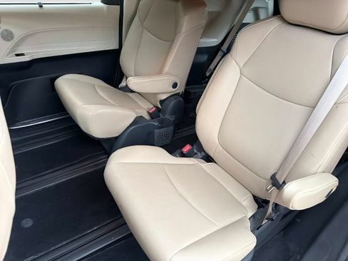 Used 2024 Toyota Sienna XLE FWD image 12