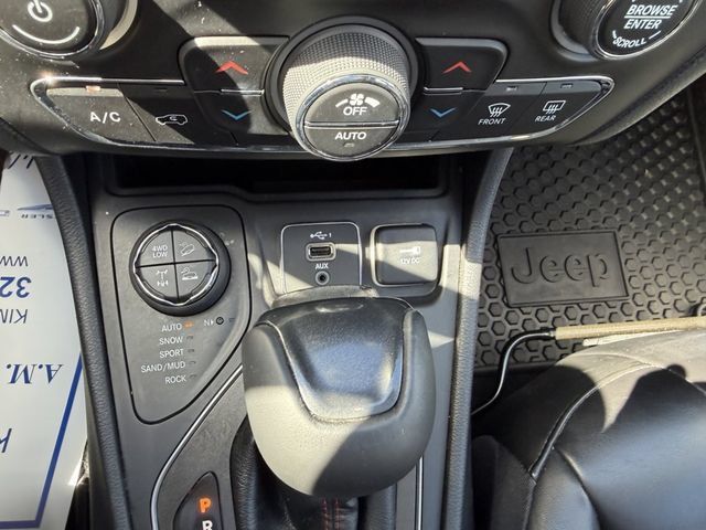 Used 2020 Jeep Cherokee Trailhawk w/ Comfort/Convenience Group AWD/4WD image 24