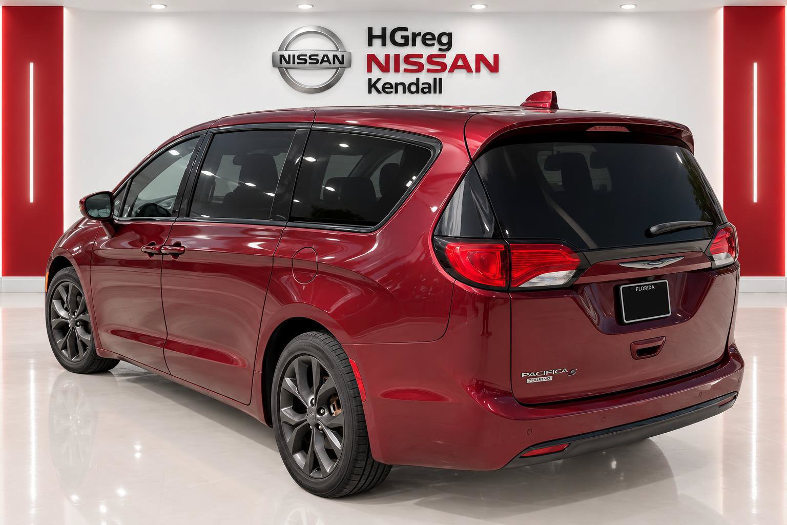 Used 2019 Chrysler Pacifica Touring Plus w/ S Appearance Package FWD image 4