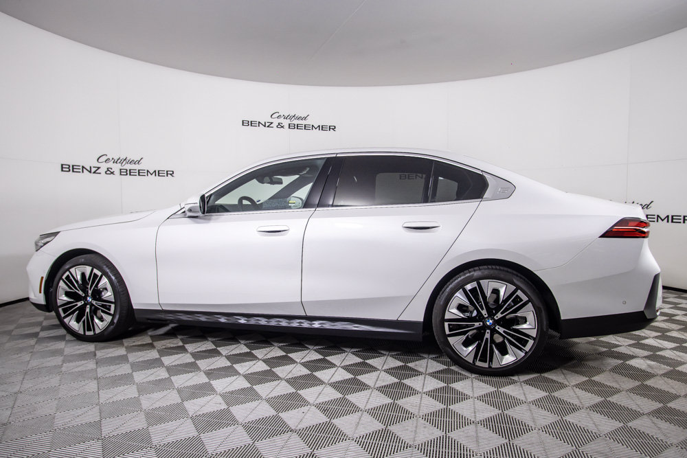 Used 2024 BMW 530i w/ Premium Package RWD image 11