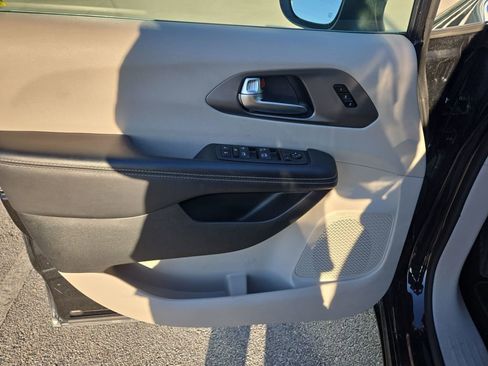 Used 2023 Chrysler Pacifica Touring-L image 17