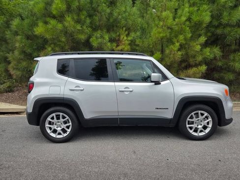 Used 2020 Jeep Renegade Latitude FWD image 3